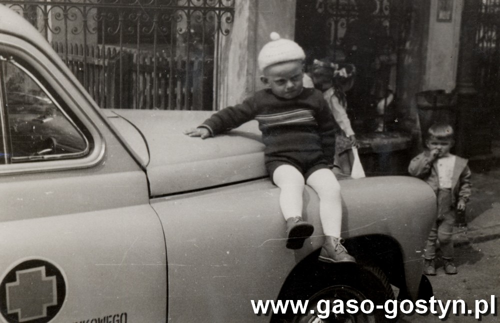 150. 1 maja 1961r.-sanitarka Warszawa M20 przed gostynskim szpitalem.jpg