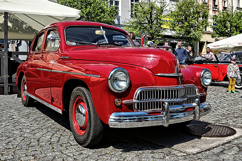 800px-Abri-FSO-Warszawa-m20-20150503-12-calend.jpg