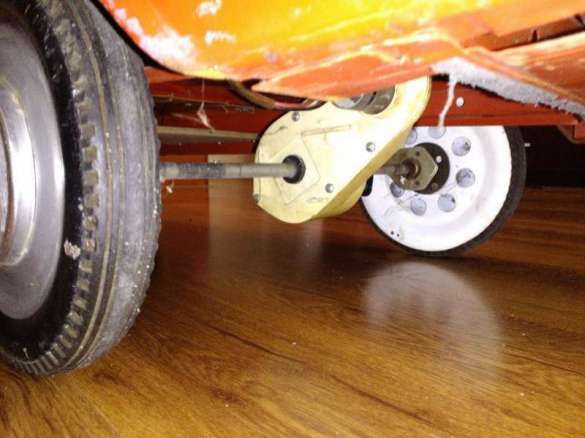 88669996_6_585x461_detska-kolichka-metalna-s-pedali-moskvich-retro-.jpg