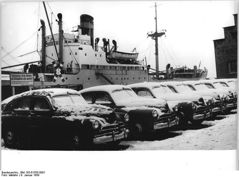Bundesarchiv_Bild_183-61555-0001,_Rostock,_Üb1erseehafen,_Sowjetische_PKW_'Pobeda',_Winter.jpg