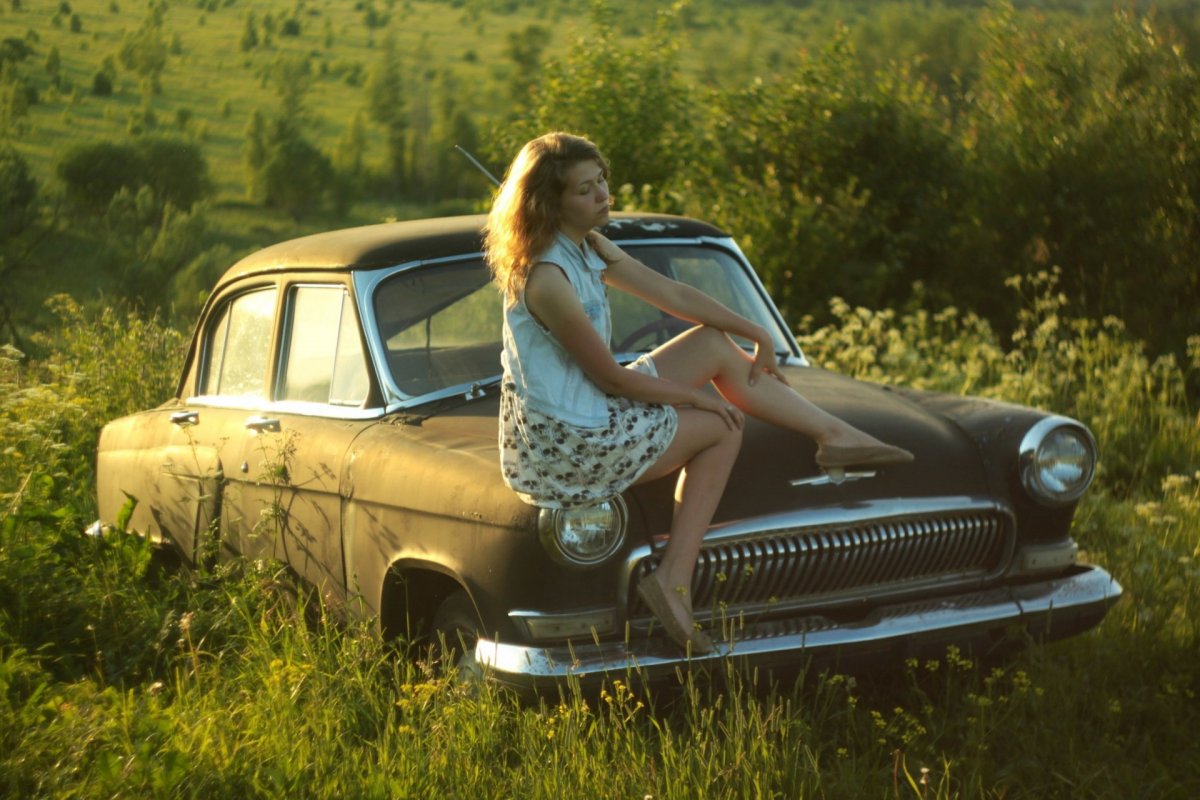 gaz-21-volga-volga-retro-sssr-avtomobil-devushka-nastroenie-priroda-oboi-fon-dasha-moroz.jpg