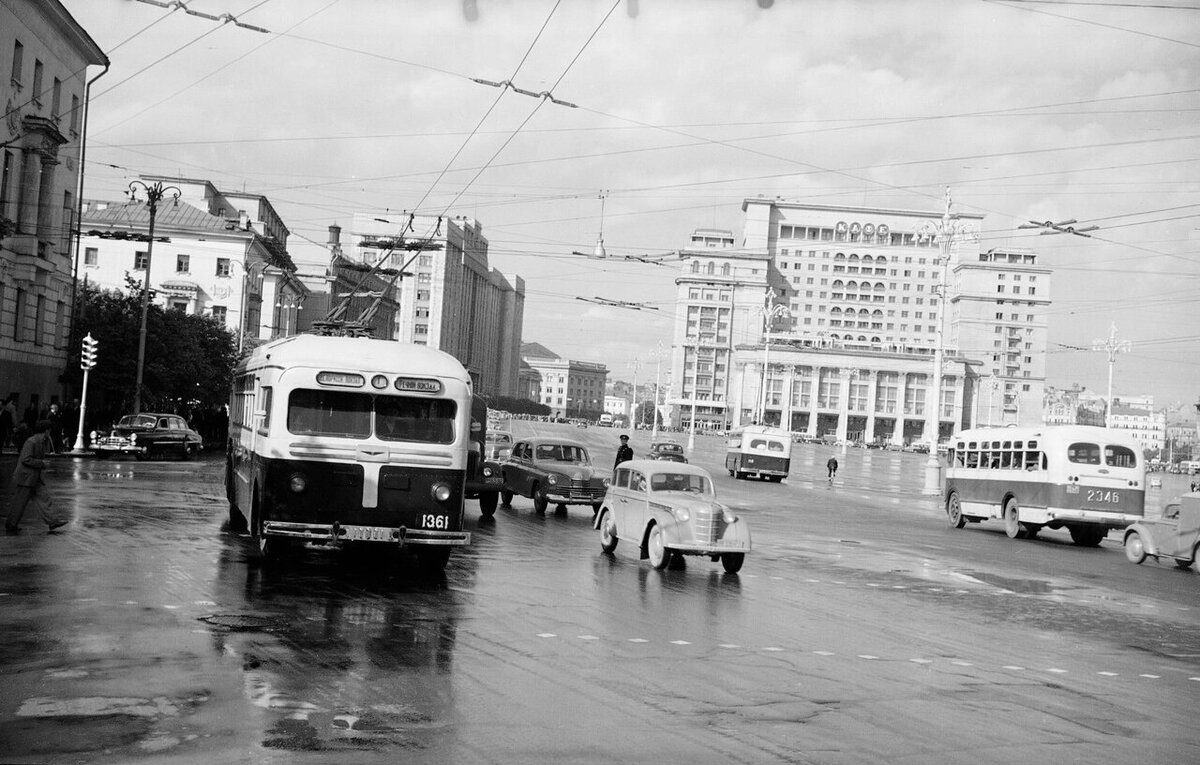 Moskva, Manezhnaia pl.jpg