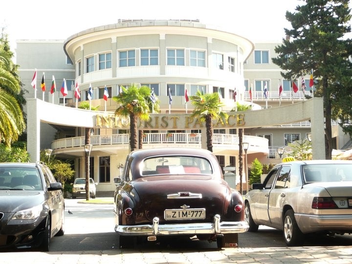 Ševarnadzes auto pie Intūrista, Batumi, Gruzija.jpg