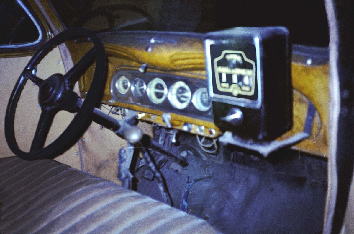 ЗиС-101 А  щиток  Музей такси.JPG